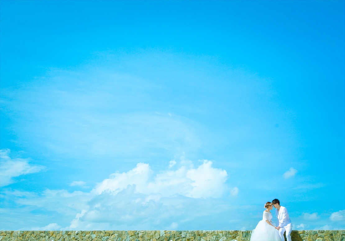 コスタベラ・トロピカル・ビーチ・ホテル・セブ挙式　ビーチウェディング　青い空に白い衣装が映える