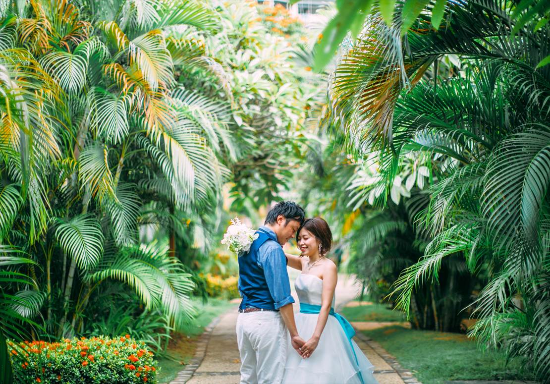クリムゾン・リゾート・マクタン・セブ・ウェディングフォト　熱帯植物に囲まれて