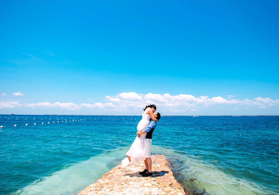 クリムゾン・リゾート・マクタン・セブ島ウェディング　桟橋を取り囲むブルーの海