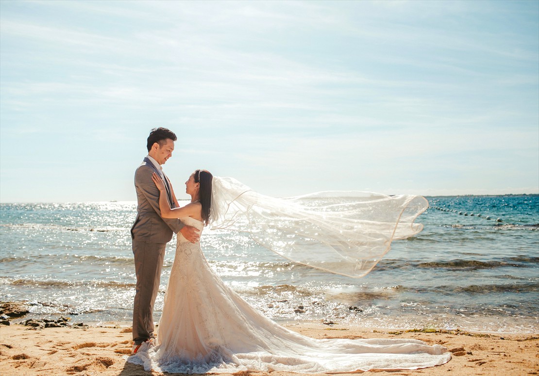 クリムゾン・リゾート・マクタン・セブ島挙式　風になびくベールと輝く水面が美しい