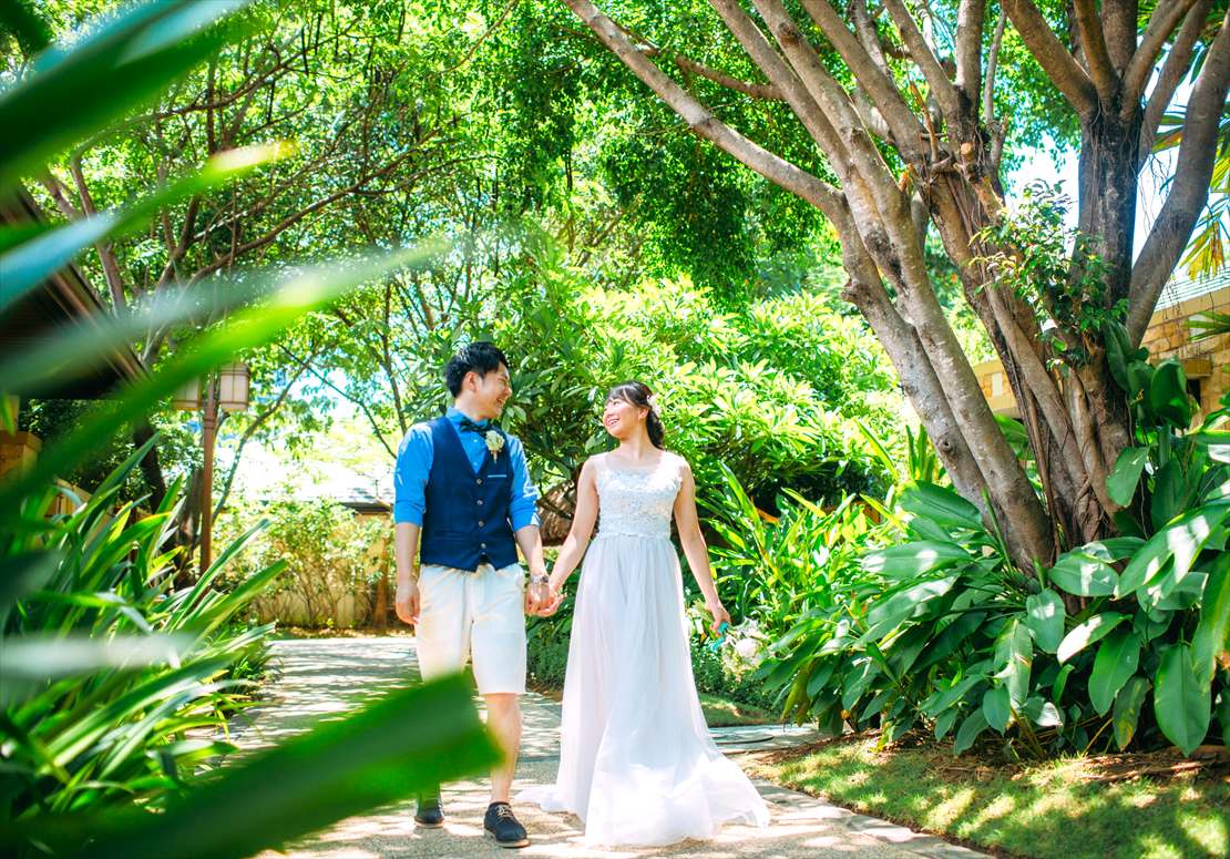 クリムゾン・リゾート・マクタン・セブ・フォトウェディング　ガーデンを散策