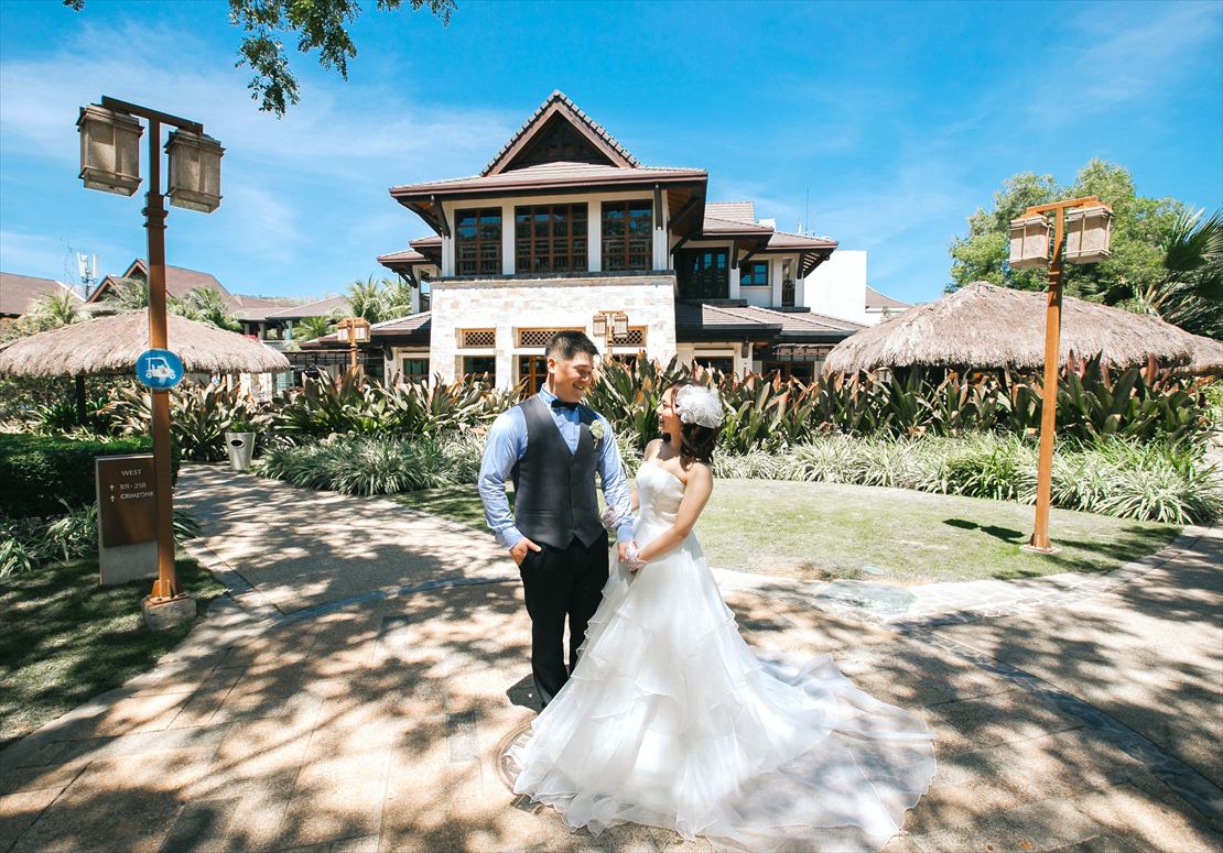 クリムゾン・リゾート・マクタン・セブ島フォトウェディング　ロビー棟をバックに