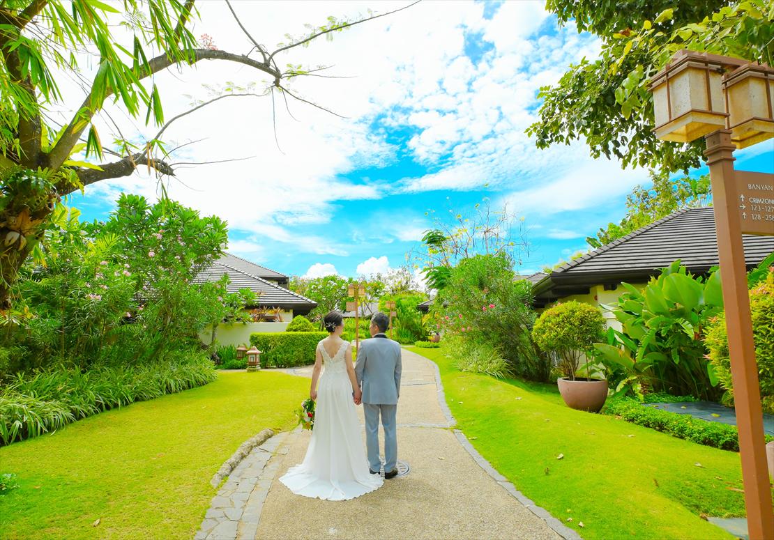 クリムゾン・リゾート・マクタン・セブウェディング　宿泊棟の並ぶガーデンにて