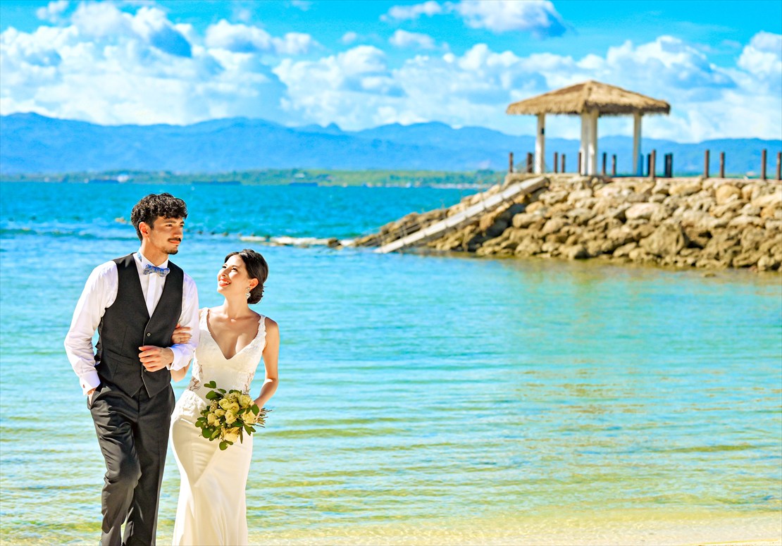 デュシタニ・マクタン・セブウェディング　青い海を桟橋をバックに撮影
