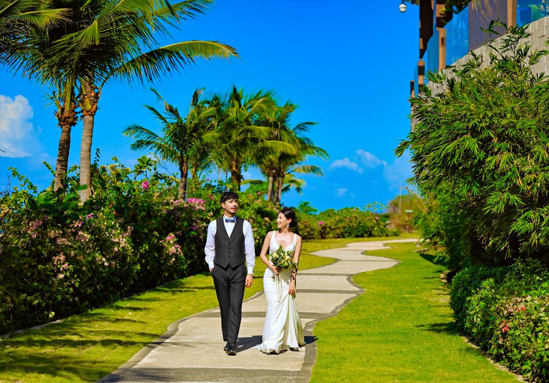 デュシタニ・マクタン・セブ島ウェディング　空の青と緑のコントラストが美しいビーチウォーク