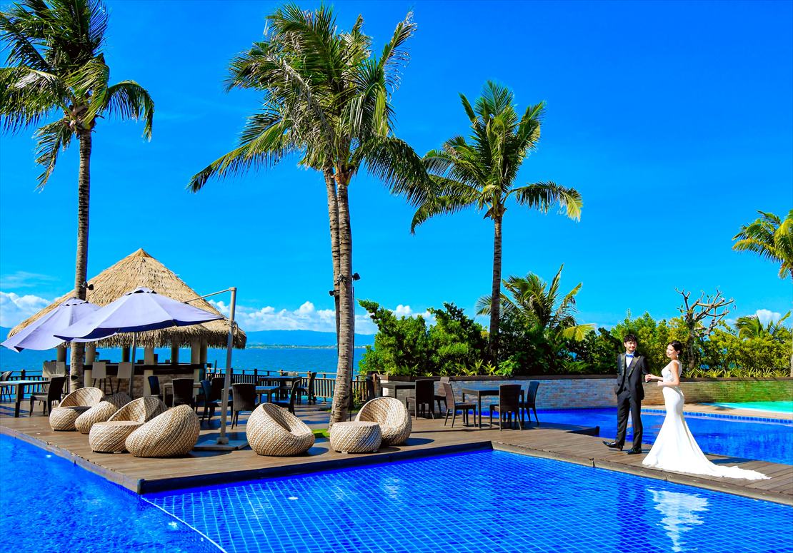 デュシタニ・マクタン・セブ挙式　深い青色が特徴のインフィニティ・プール