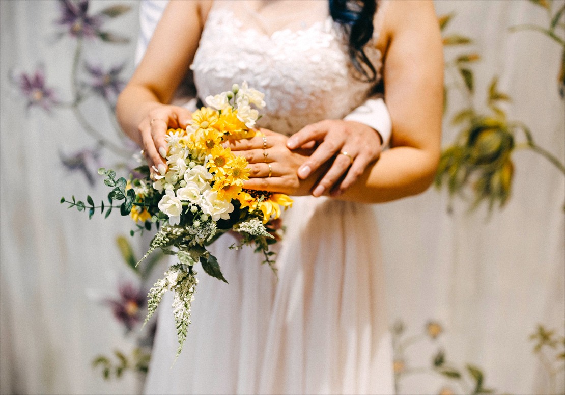 デュシタニ・マクタン・セブフォトウェディング　ホワイトのドレスにカラフルなブーケが映える