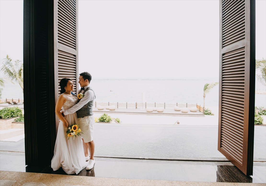 デュシタニ・マクタン・セブ島フォトウェディング　ロビー奥の吹き抜けにて