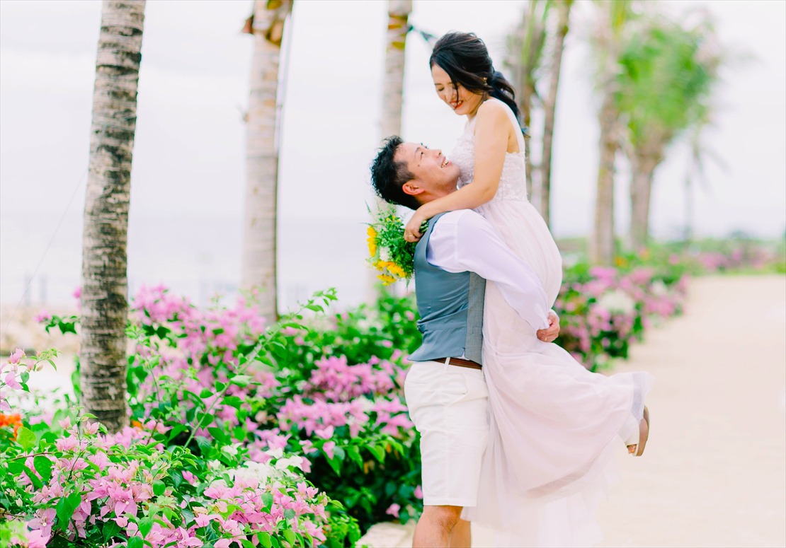 デュシタニ・マクタン・セブ島ウェディングフォト　ココナッツと草花が咲き乱れるビーチウォーク