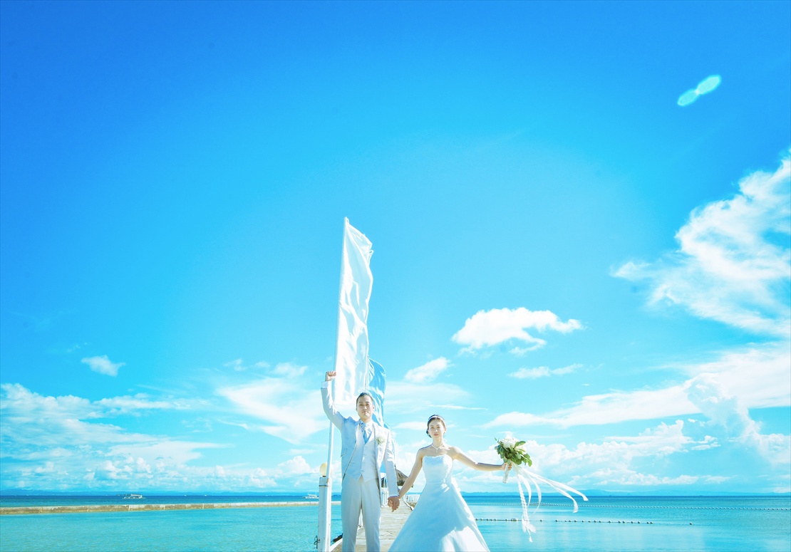 パシフィック・セブ・リゾート・セブ島挙式　海に続く桟橋にてウェディングフォト