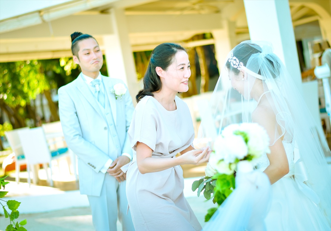 パシフィック・セブ・リゾート・セブ挙式　ビーチウェディング　新婦様　ベールダウンシーン