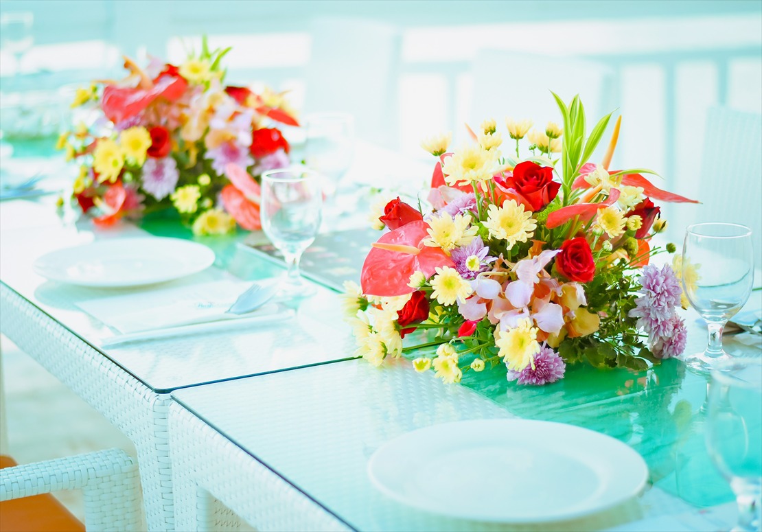 パシフィック・セブ・リゾート・セブ島挙式　ウェディングパーティー　テーブル　生花装飾