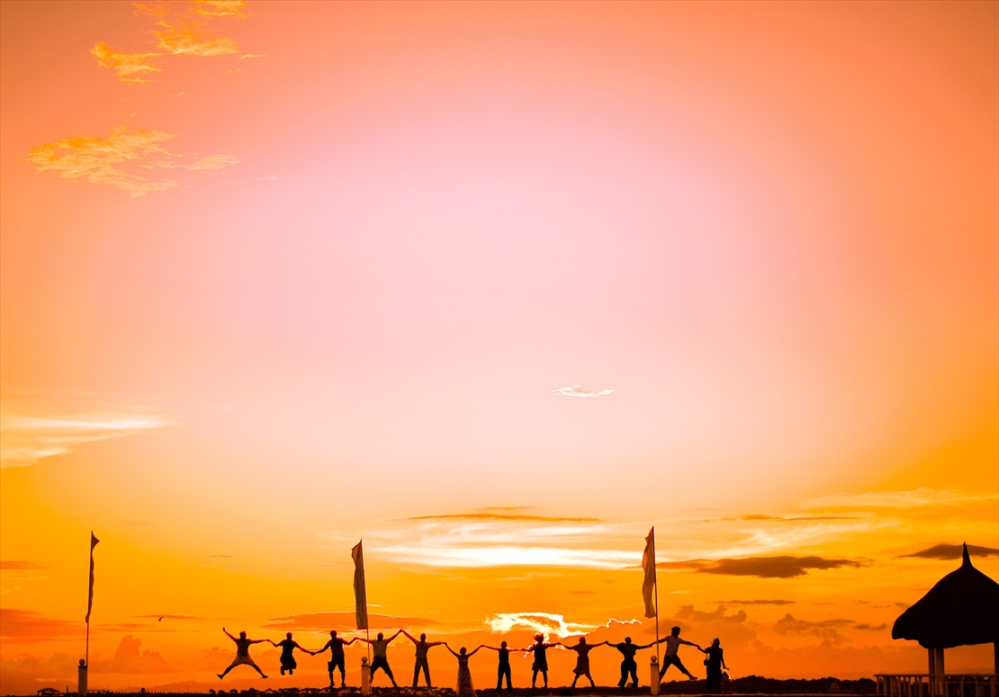 パシフィック・セブ・リゾート・セブ島ウェディング　参列者の皆様と挙式後サンセット撮影