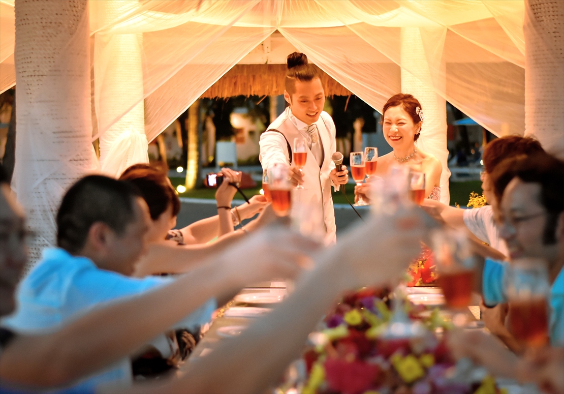 パシフィック・セブ・リゾート・セブ結婚式　挙式後ディナー　乾杯シーン