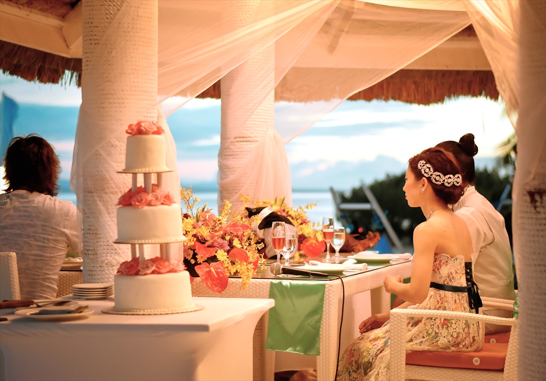 パシフィック・セブ・リゾート・セブ挙式　奥に海を眺めるパーティー会場