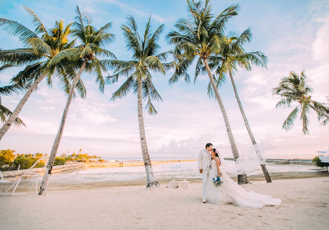 パシフィック・セブ・リゾート・セブ結婚式　挙式後　ビーチにてロングベール撮影