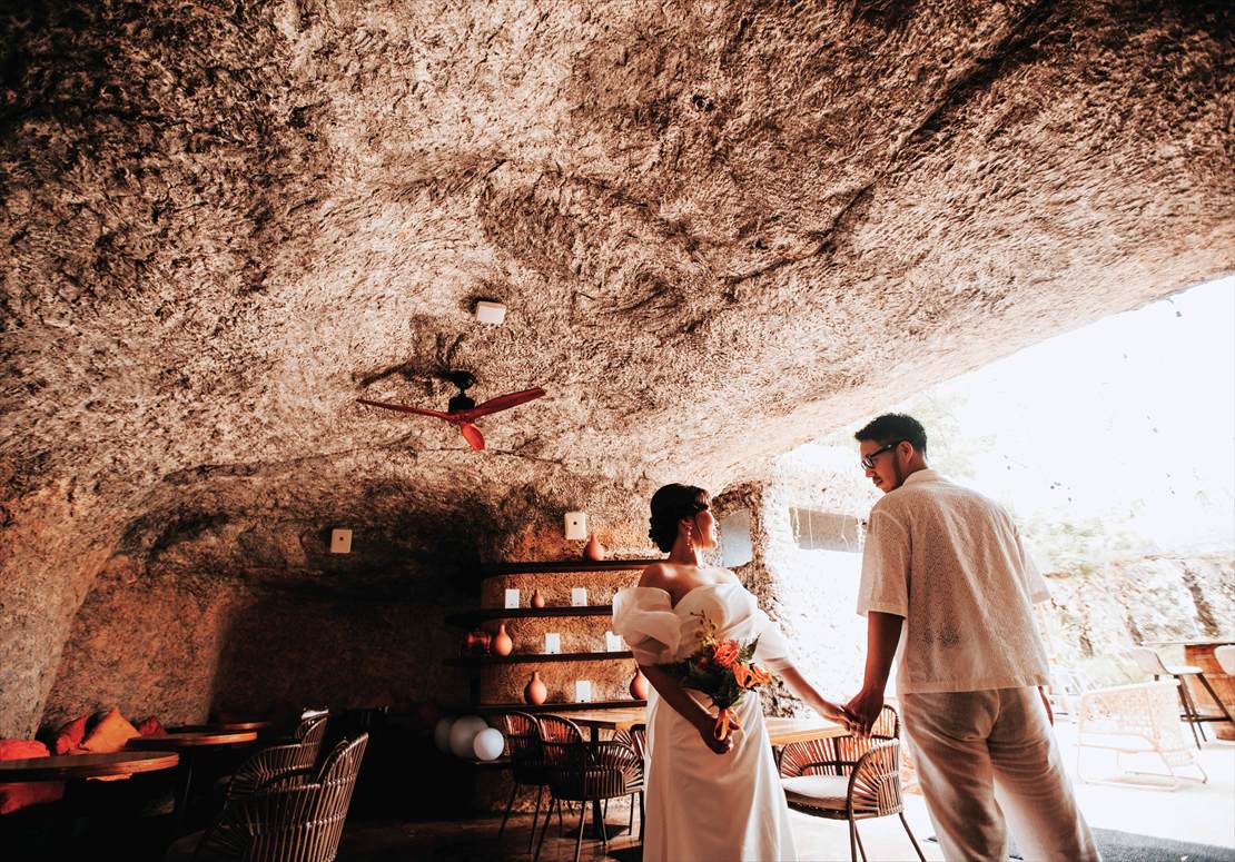 シェラトン・セブ・マクタン・セブ挙式　まるで洞窟のようなブヒ・バーにて