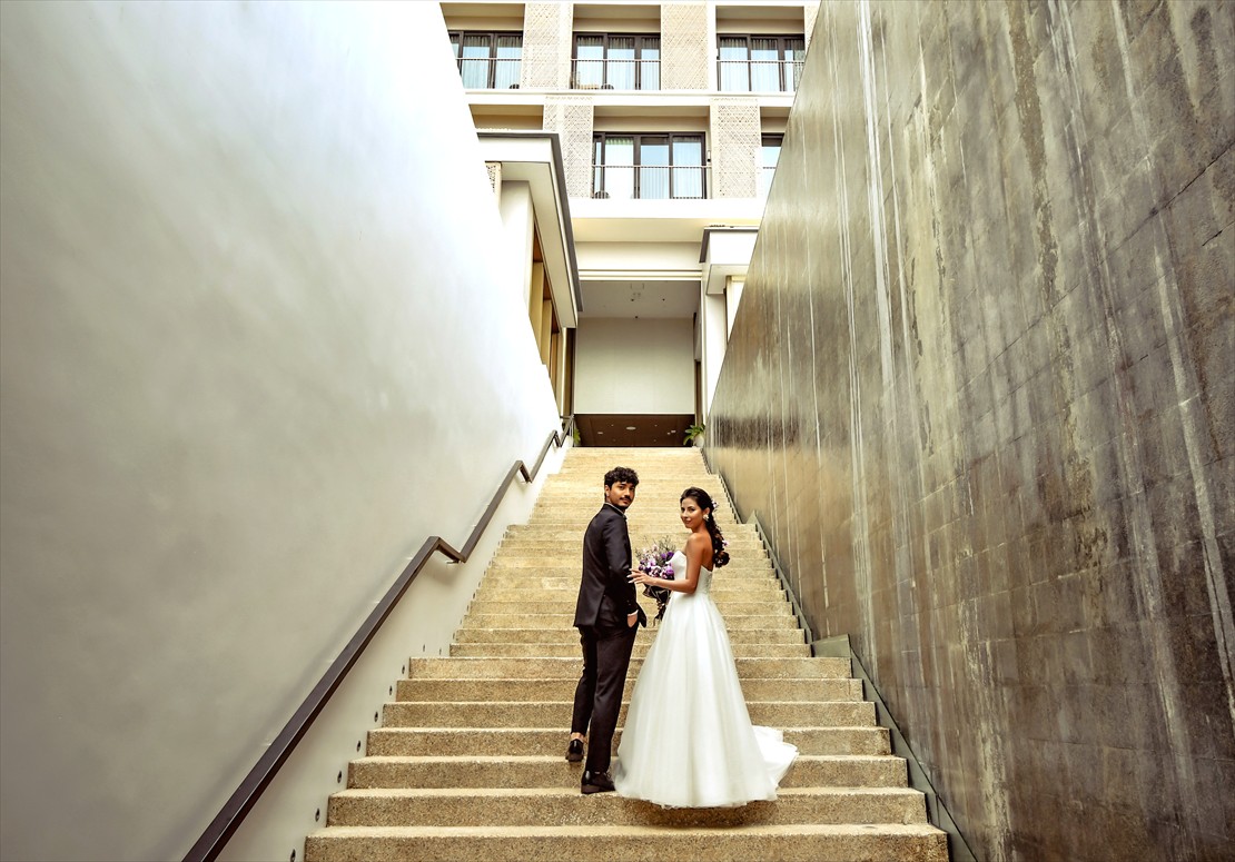 シェラトン・セブ・マクタン・セブ島フォトウェディング　ロビー下階段にて