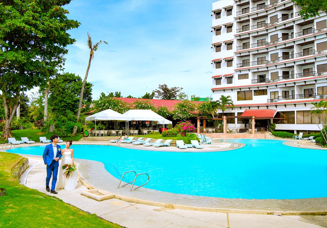 セブ・ホワイト・サンズ・セブ島挙式　プールサイドにてウェディングフォト