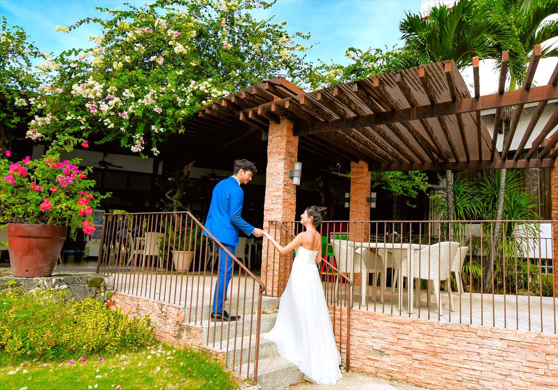 セブ・ホワイト・サンズ・セブ島ウェディングフォト　クラシカルなレンガ調の階段にて