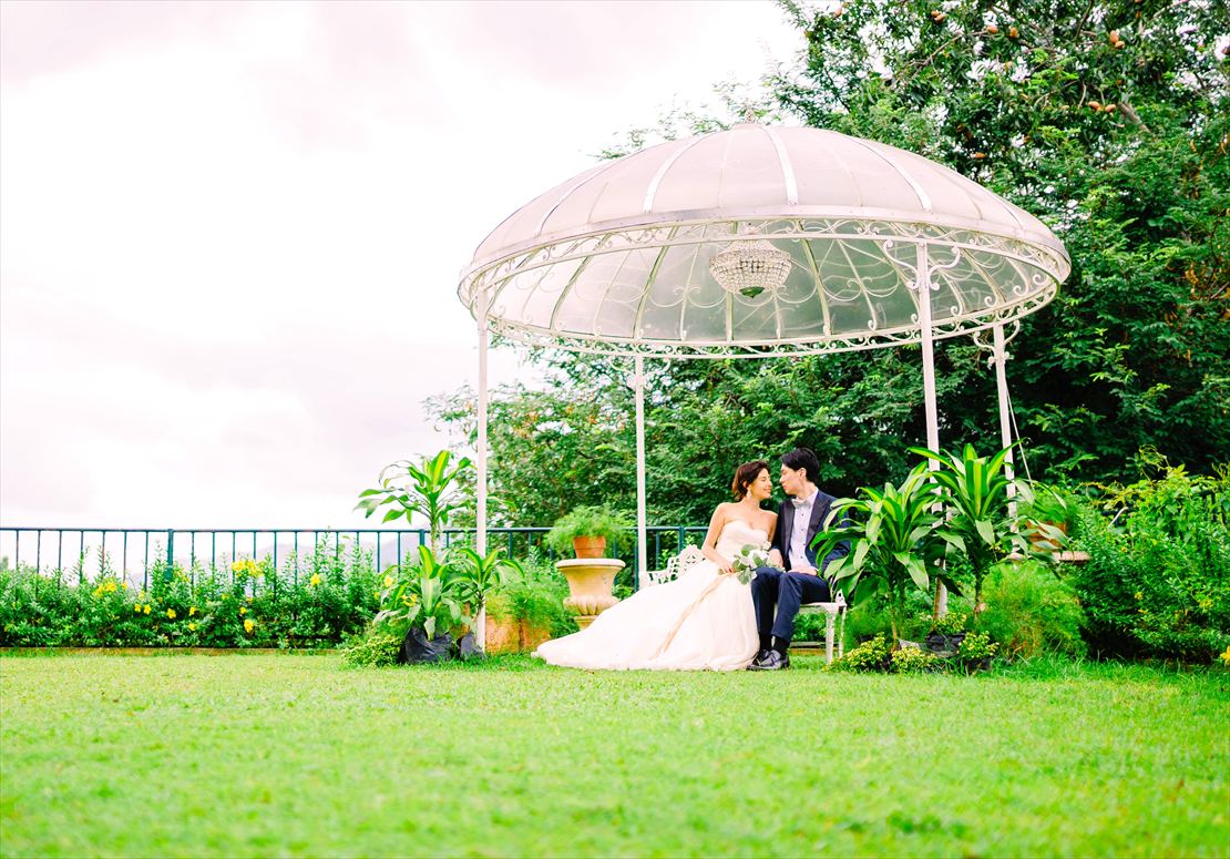 シャトー・デ・ブサイ・セブ結婚式　ガーデンウェディング　自然に溶け込むホワイト・ガゼボ