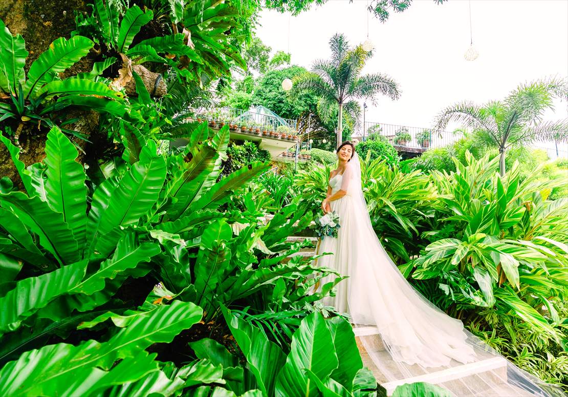 シャトー・デ・ブサイ・セブ島フォトウェディング　緑が生い茂るガーデンにて