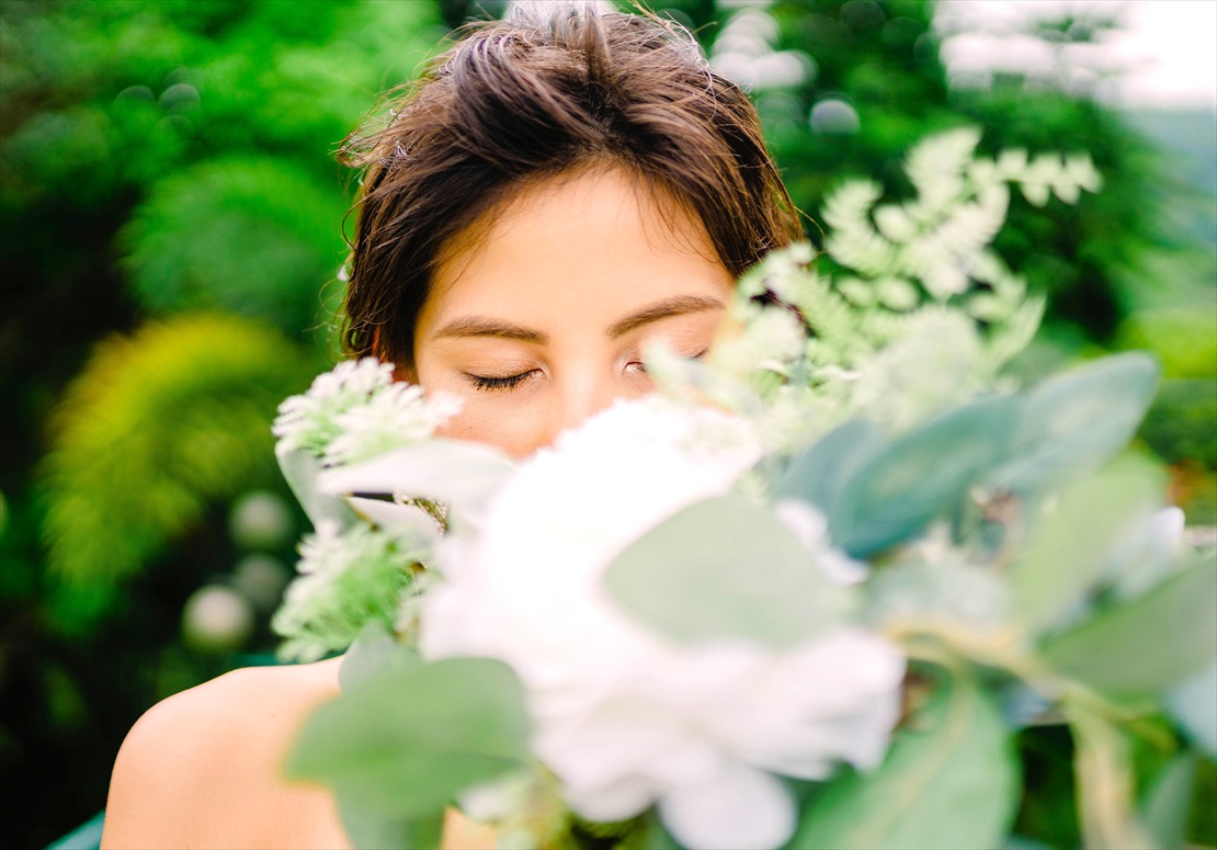 シャトー・デ・ブサイ・セブ挙式　ガーデン結婚式　緑に囲まれた神秘的な雰囲気でウェディングフォト