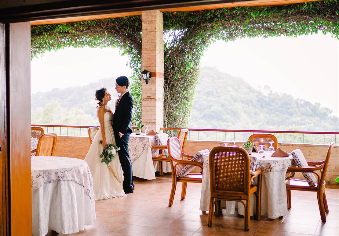 シャトー・デ・ブサイ・セブ島ウェディングフォト　クラシカルな雰囲気漂うレストランにて