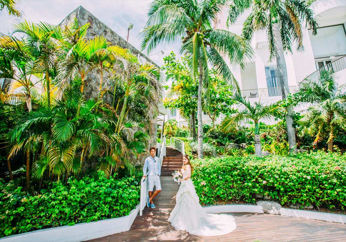 モーベンピック・マクタン・アイランド・セブフォトウェディング　豊かな緑が美しいビーチ前ガーデン