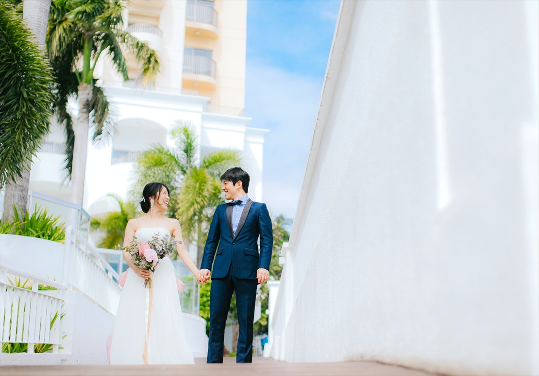 モーベンピック・マクタン・アイランド・セブ結婚式　ホテル棟をバックにウェディングフォト