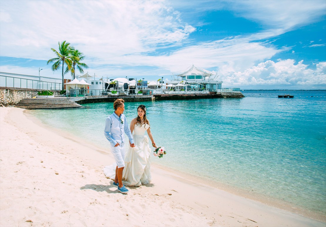 モーベンピック・マクタン・アイランド・セブ島ウェディング　白砂ビーチとエメラルドグリーンが広がる