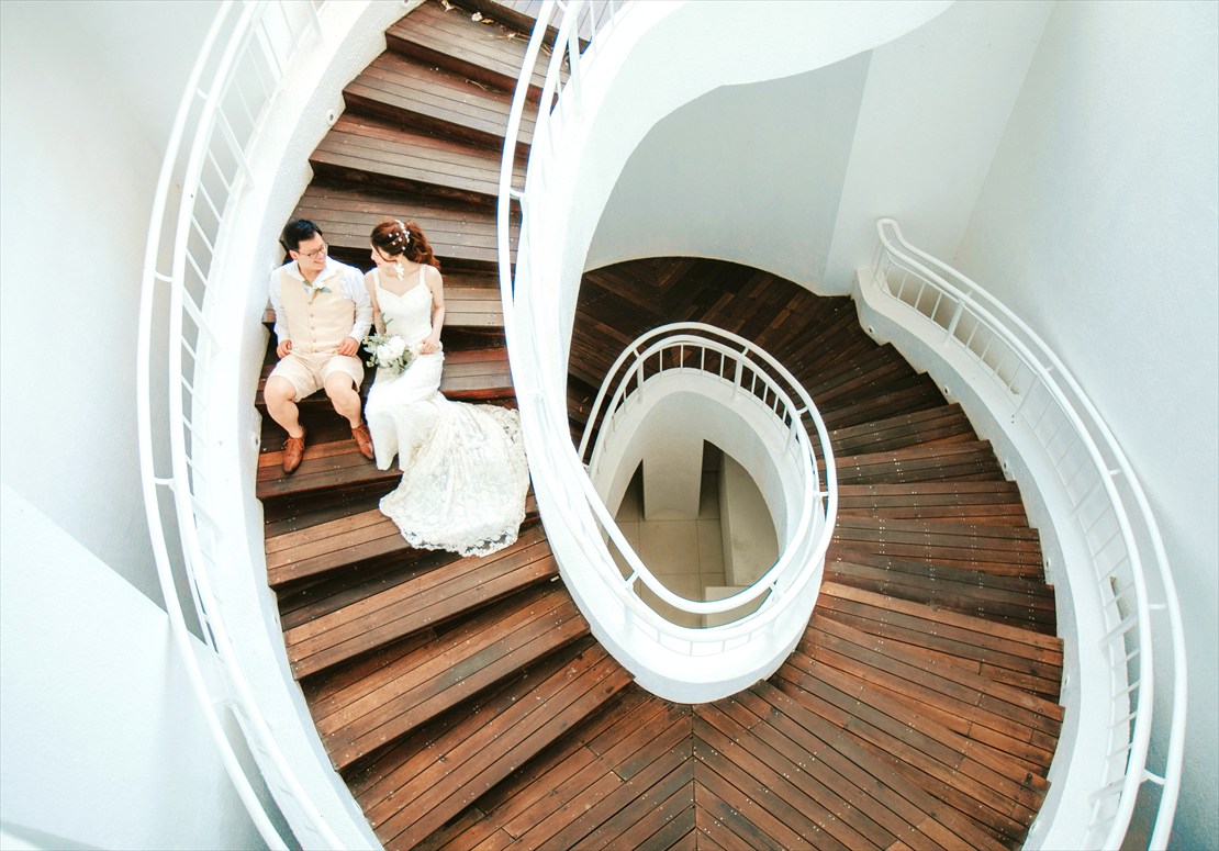 モーベンピック・マクタン・アイランド・セブ島結婚式　エレガントな螺旋階段にて