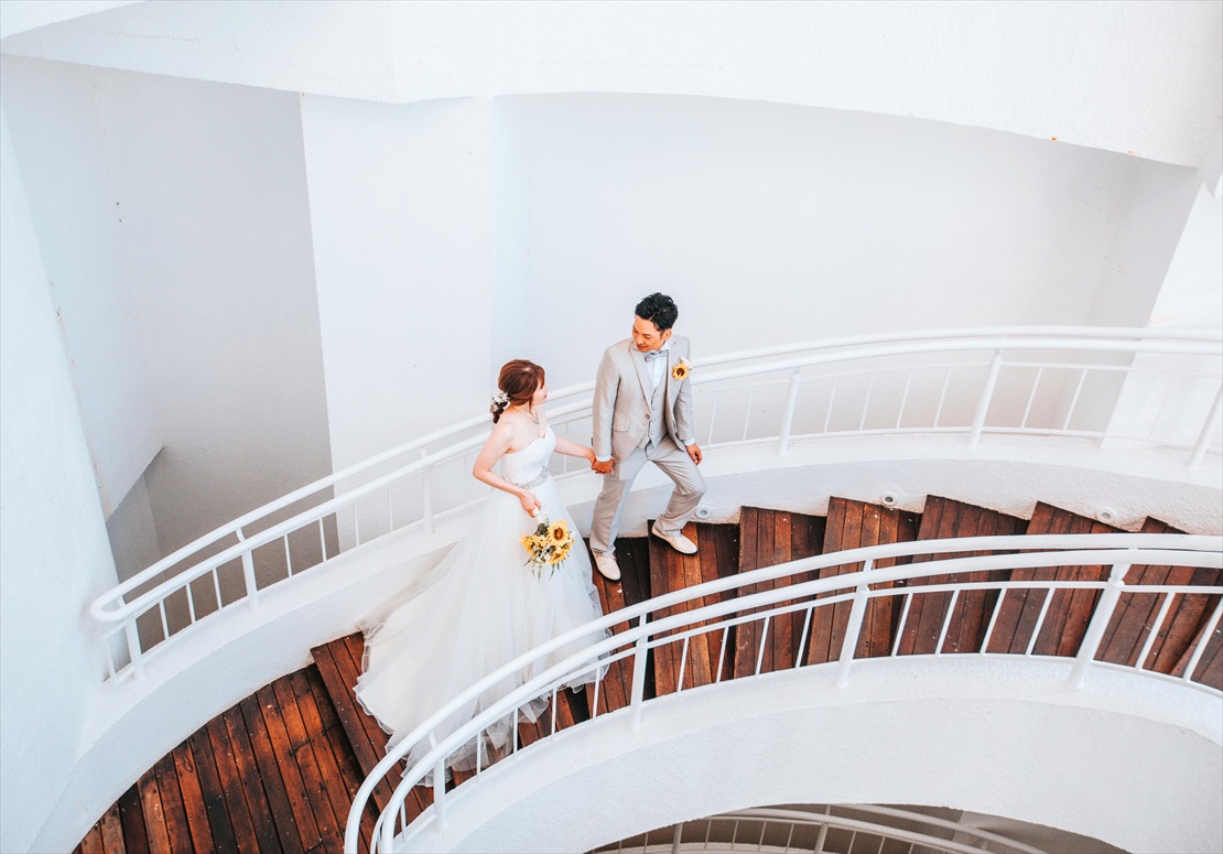 モーベンピック・マクタン・アイランド・セブ島ウェディングフォト　ホワイトに木目が美しい、螺旋階段にて