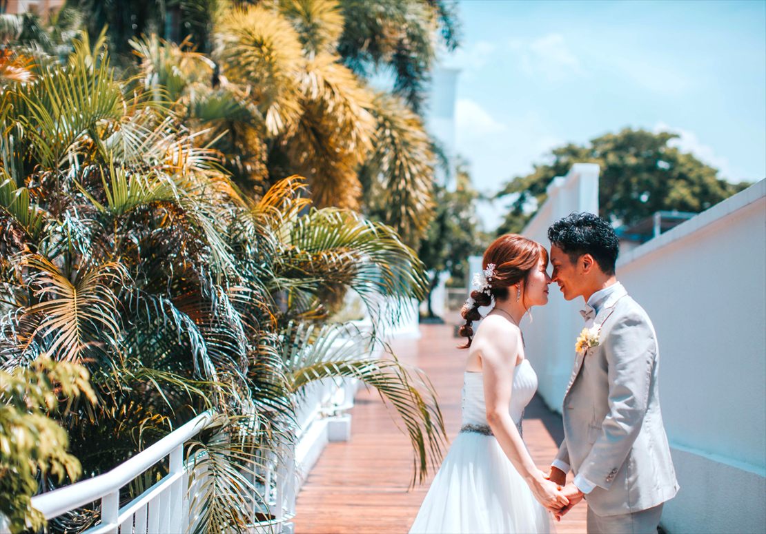 モーベンピック・マクタン・アイランド・セブ島フォトウェディング　トロピカル・プランツが生い茂る外回廊にて