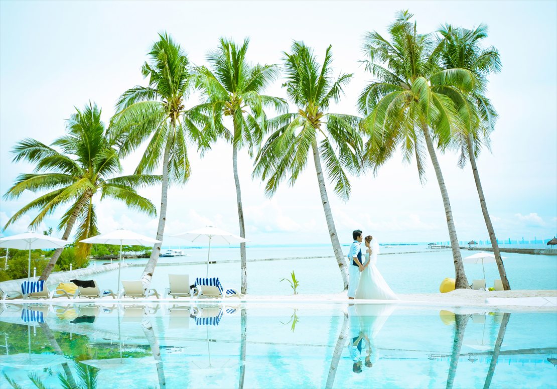 パシフィック・セブ・リゾート・セブウェディング　ビーチ前プールサイドにて鏡面ショット