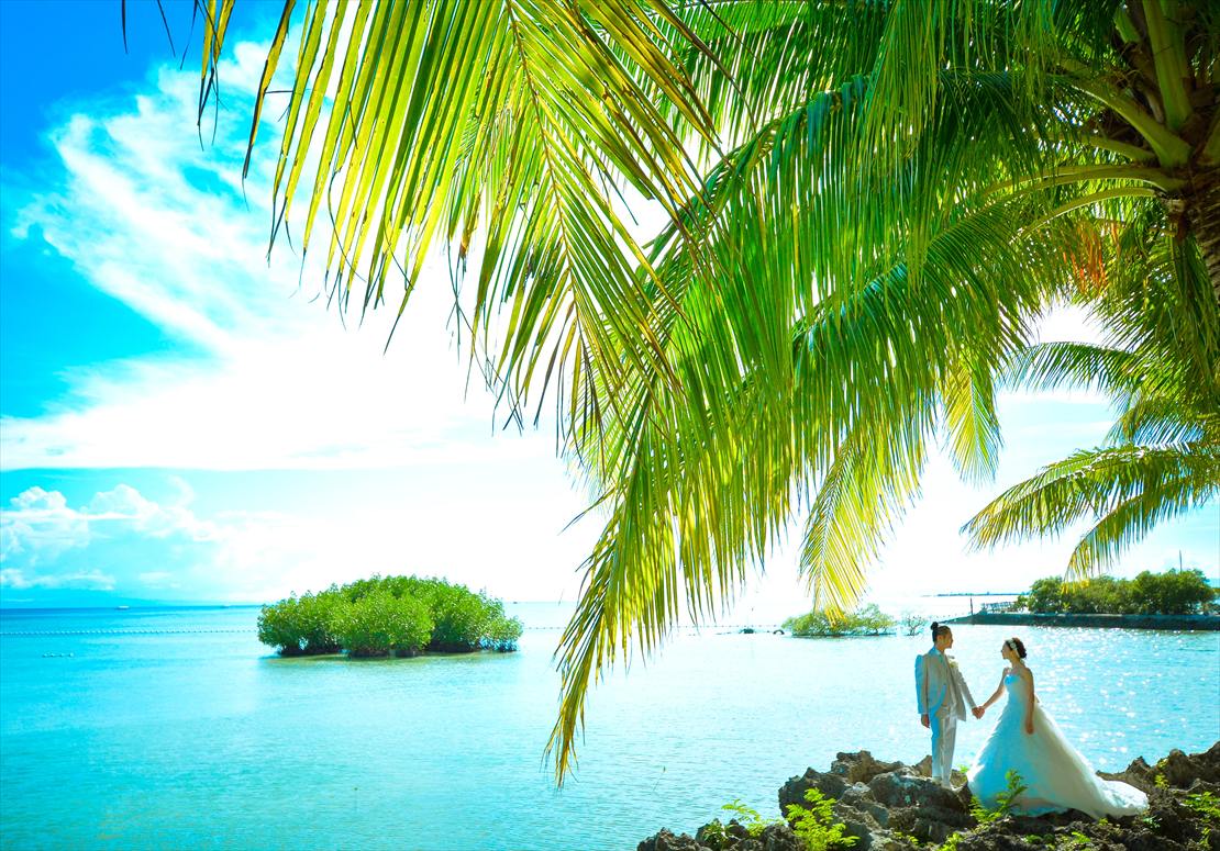パシフィック・セブ・リゾート・セブ島結婚式　ビーチウェディング　青い海に映えるココナッツの葉が南国らしい