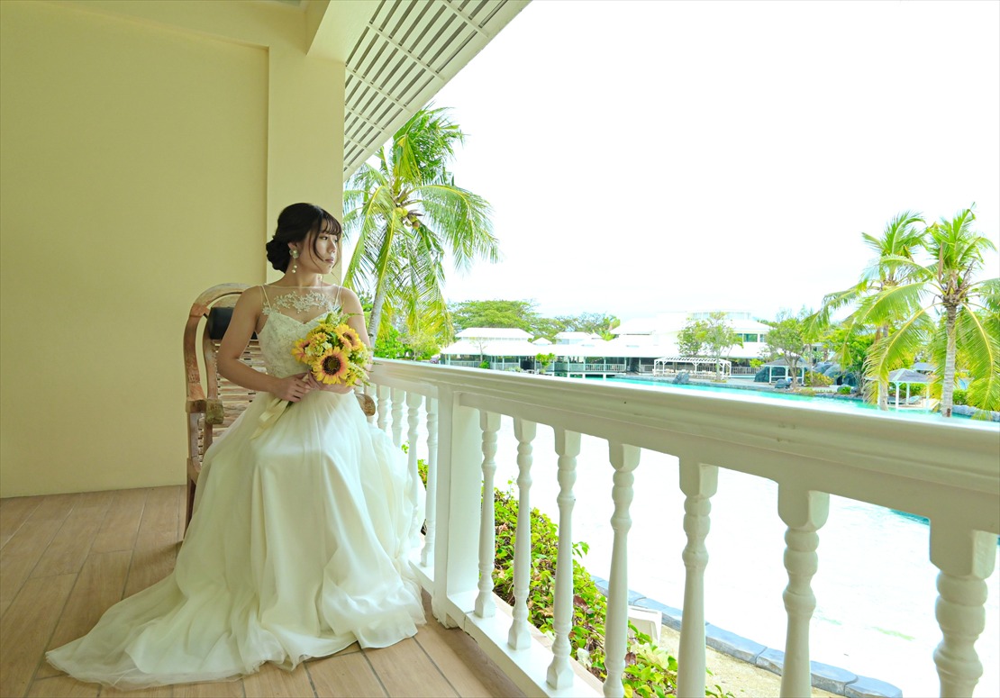 セブ島ウェディング　ご新婦様　お部屋バルコニーにてご準備シーン