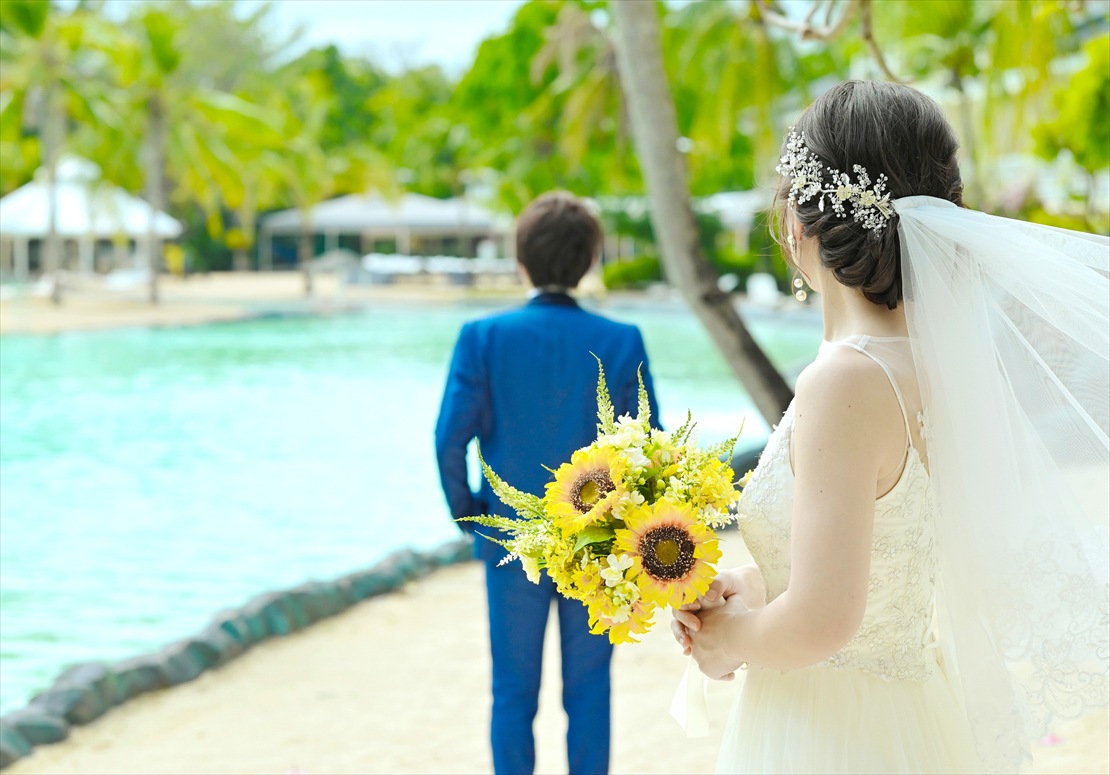 ラグーン前にてファーストミート　プランテーションベイ・ウェディング