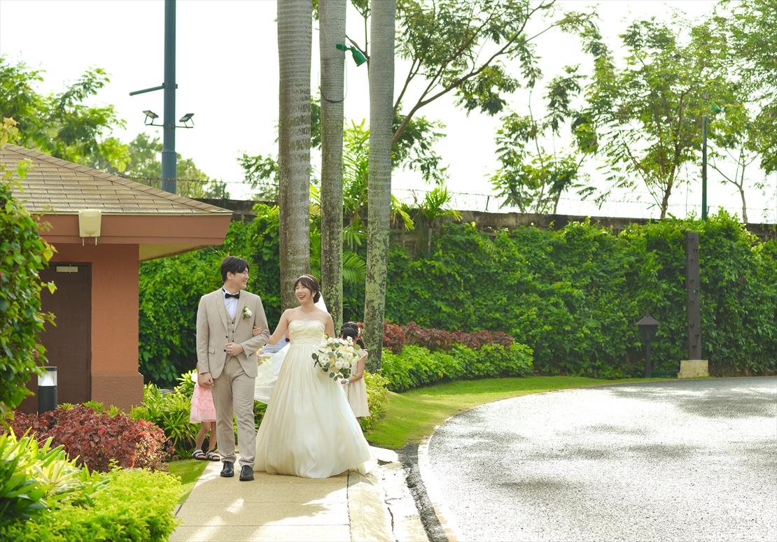 セブ島ウェディング　新郎新婦様　チャペル外よりご入場