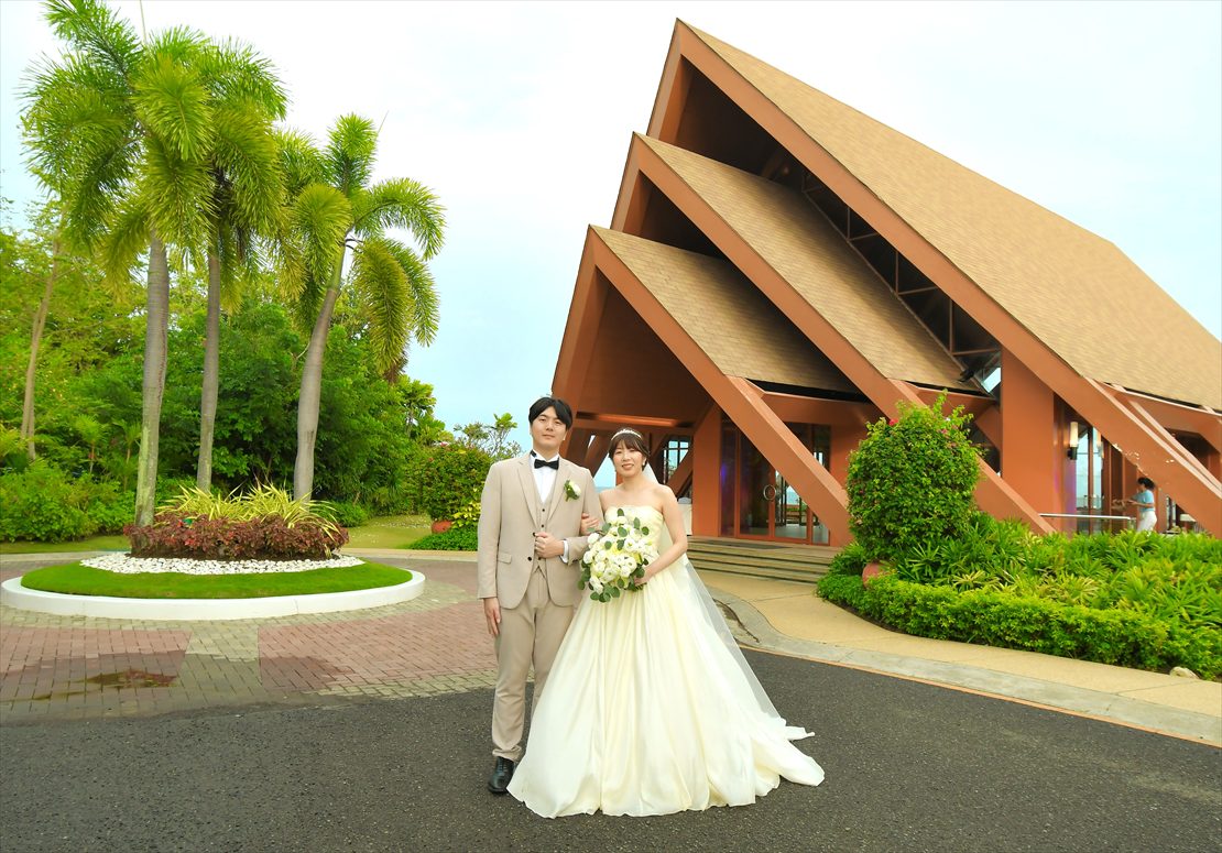 シャングリラ・セブ・ウェディング　チャペル前にて挙式後撮影
