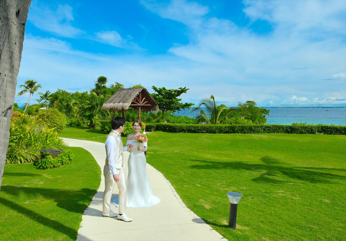 セブ島ウェディング　ブルーとグリーンのコントラストが美しい
