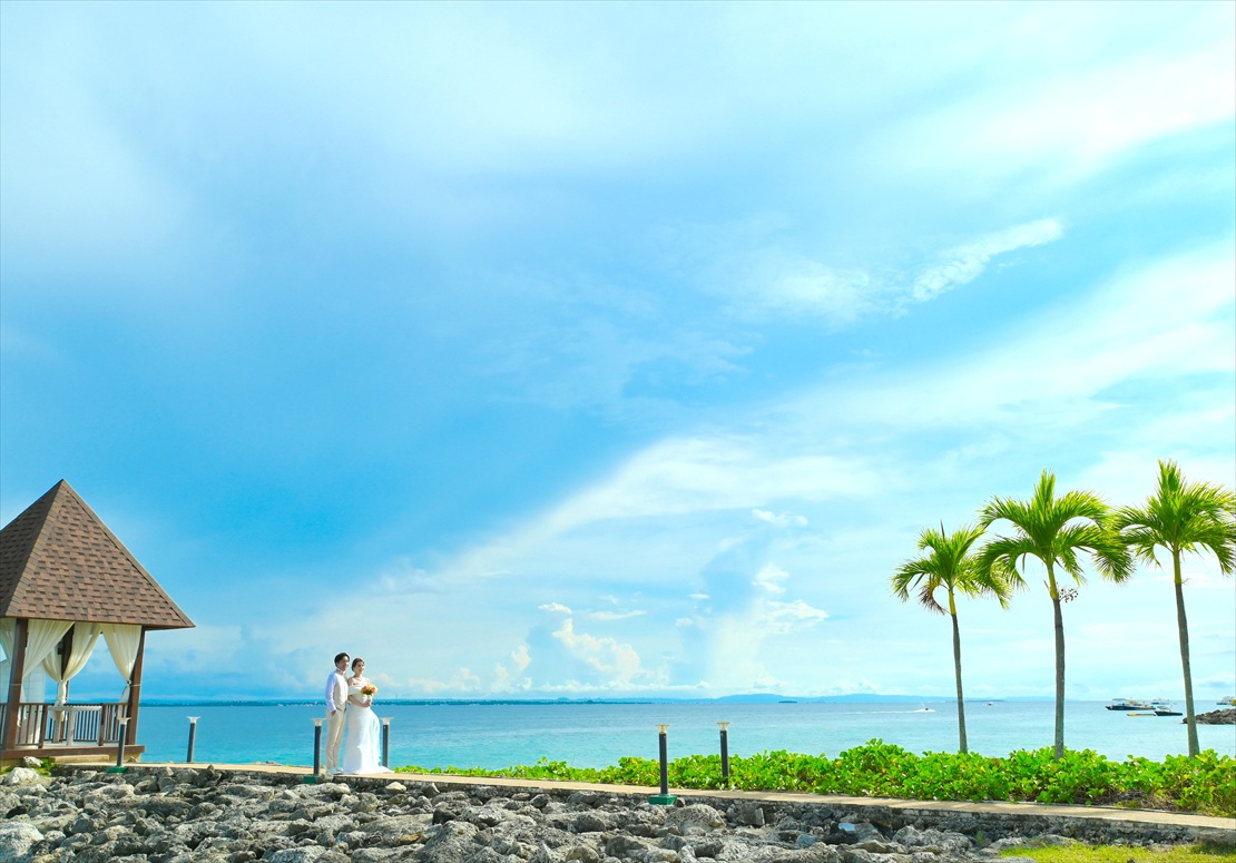挙式前　美しい海に囲まれたリゾート内撮影
