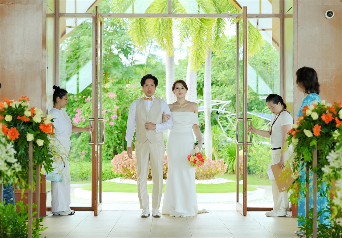 オーシャン・パビリオン・チャペル　新郎新婦様　チャペルご入場シーン