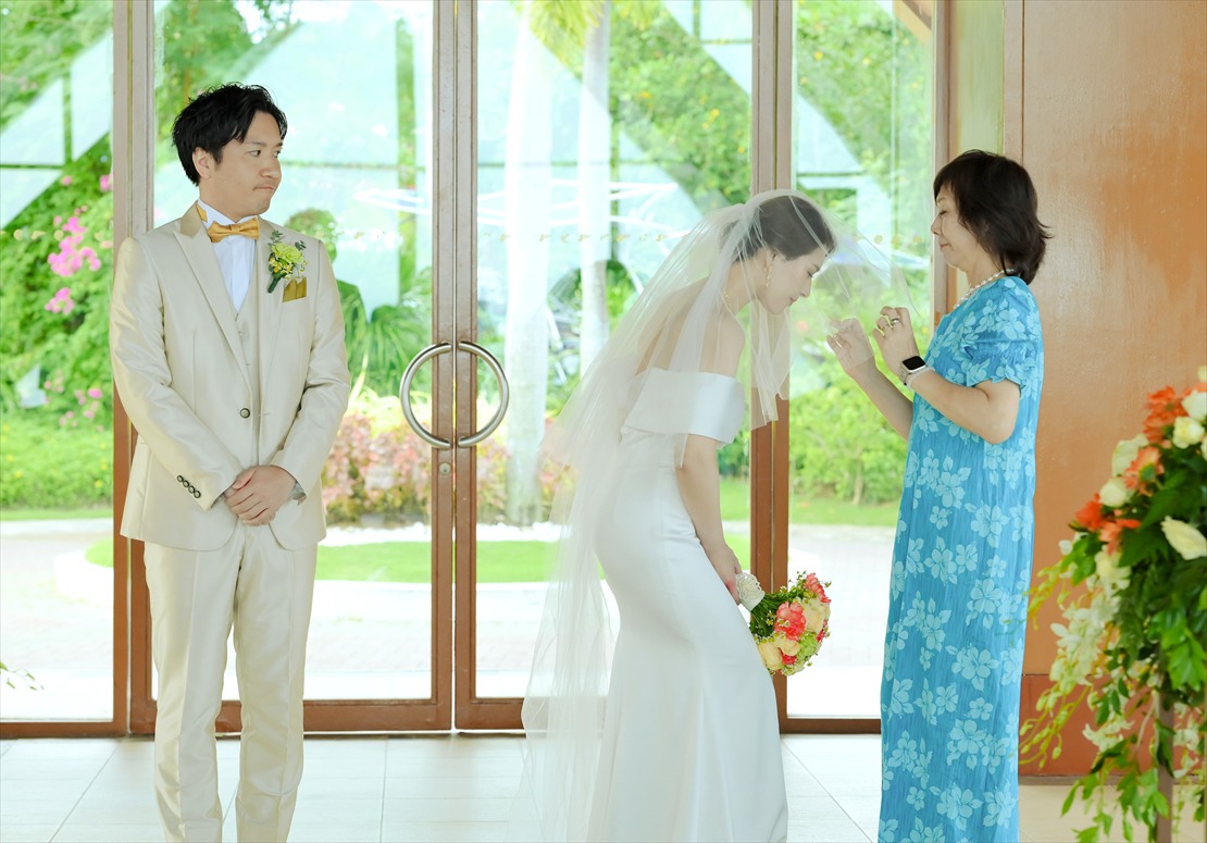 新婦様　お母様よりベールダウン