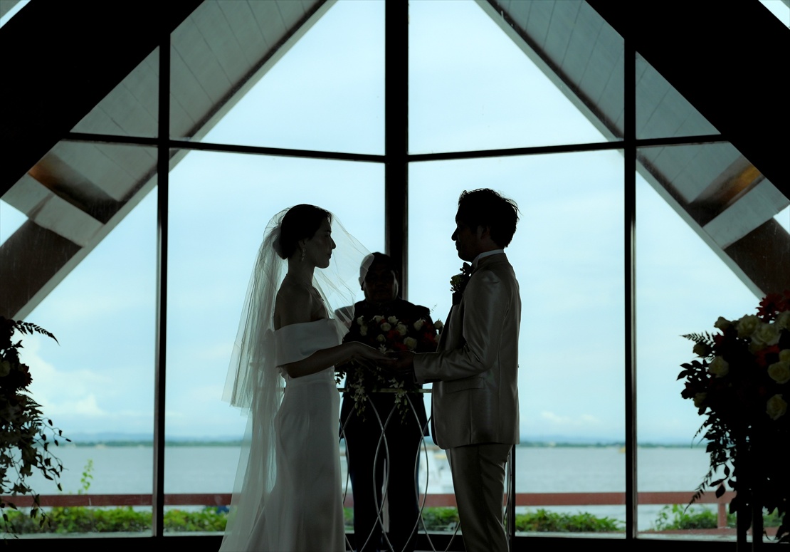 チャペルの奥に美しい海が広がる