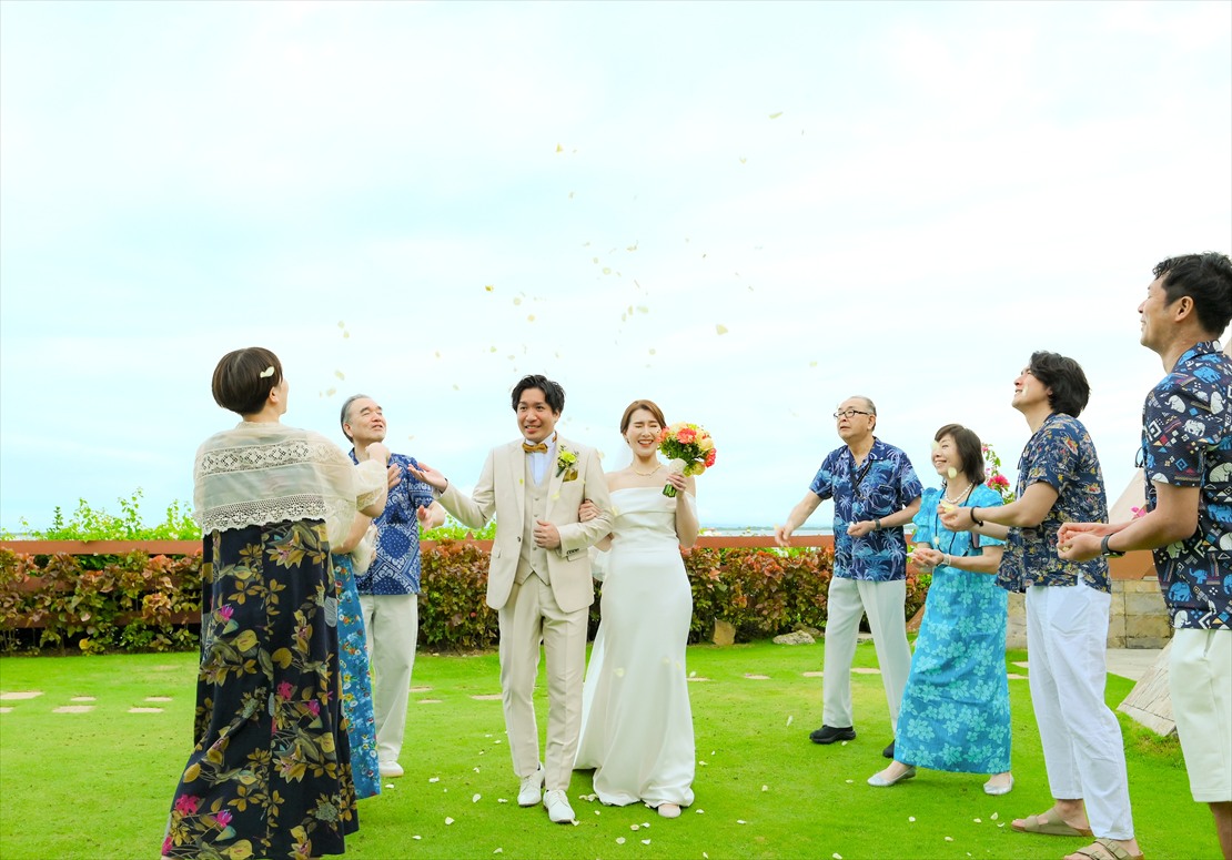 チャペル横ガーデンにて、生花フラワーシャワー