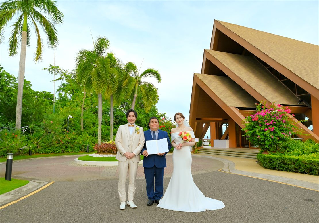 チャペル前にて挙式後撮影