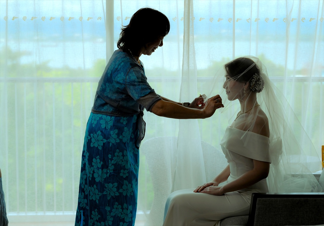 新婦様　お部屋にてお母様よりベールダウンシーン