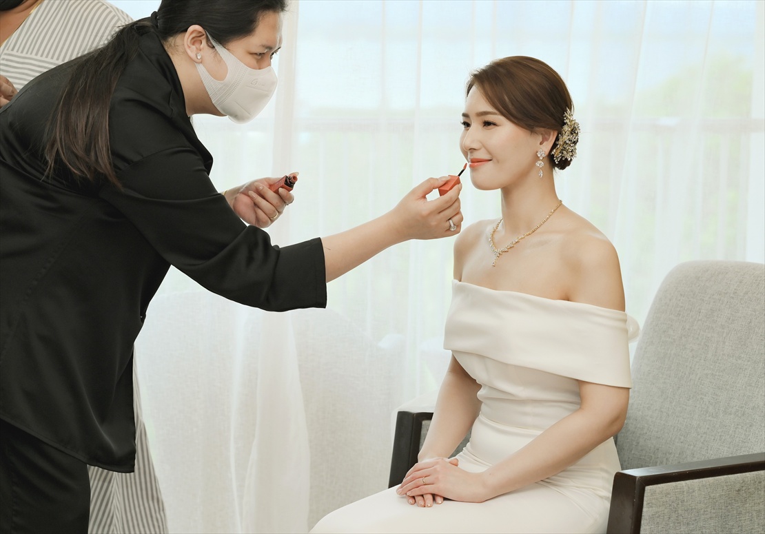 お部屋にて挙式前のメイクシーン　セブ島ウェディング